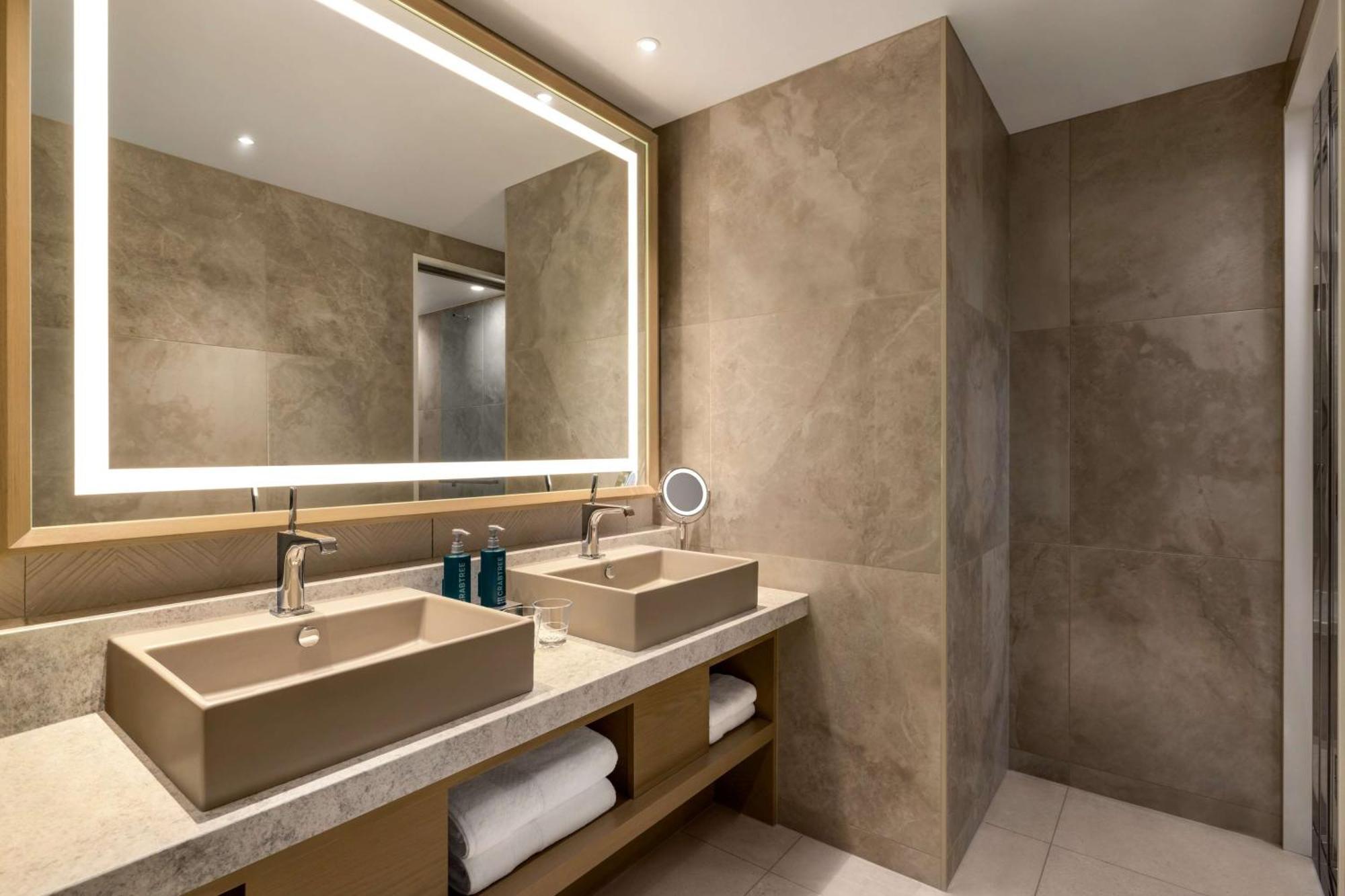 Отель Doubletree By Hilton Тояма Экстерьер фото
