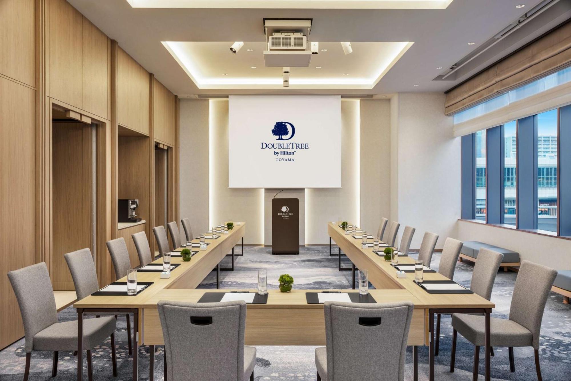 Отель Doubletree By Hilton Тояма Экстерьер фото